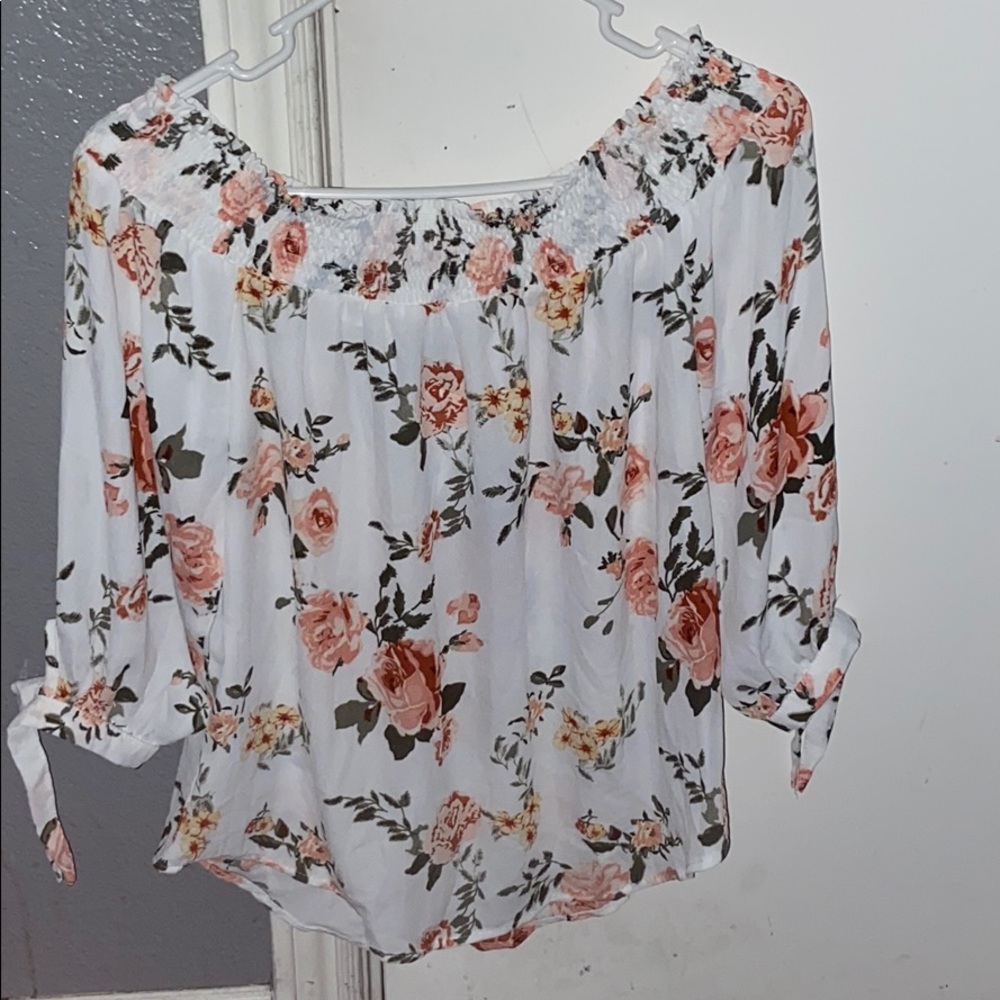 Blouse/off the shoulder